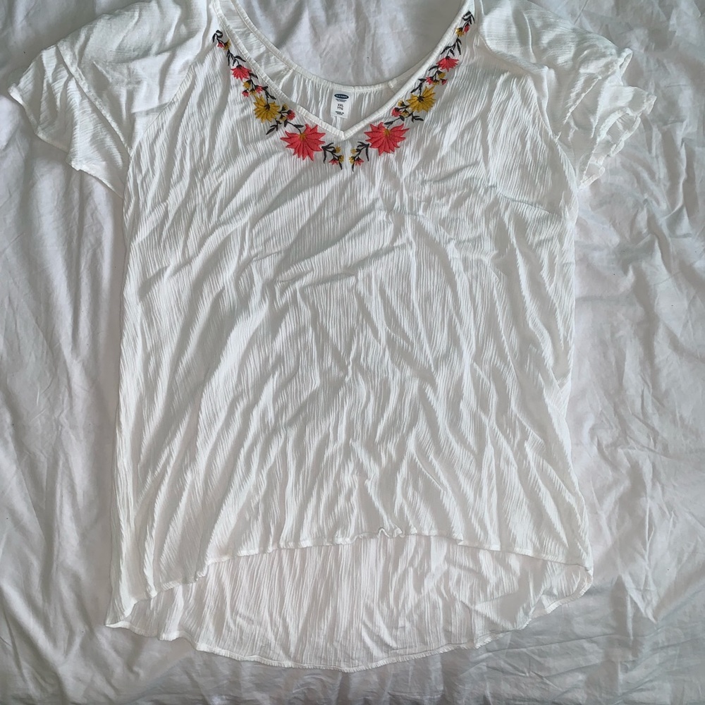 White Old Navy blouse with floral detailing